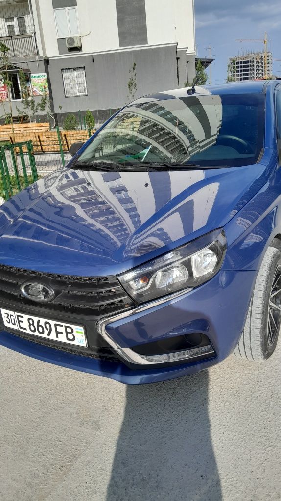 Lada vesta sotiladi srochno 7000$