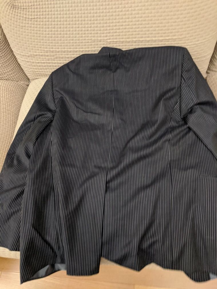 Vând costum Hugo Boss mărime 56 la 3 nasturi , original