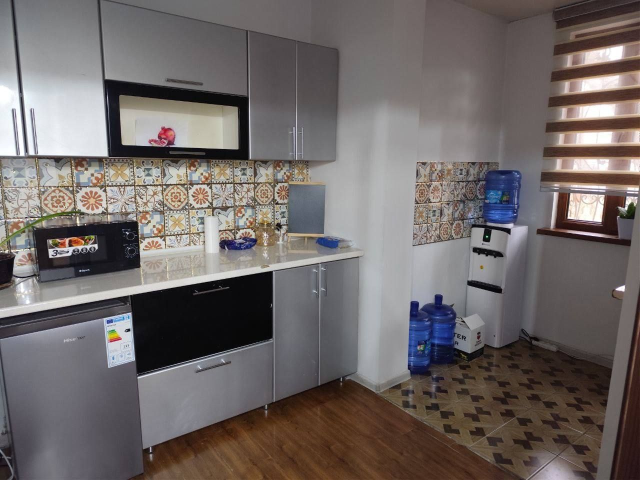 Чиланзар8 офис 3 комнаты вдоль дороги 70м² частично с мебелью