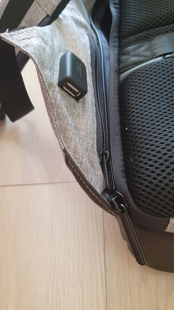 XD Design Rucsac antifurt laptop Bobby Hero Regular Gri Curier OLX