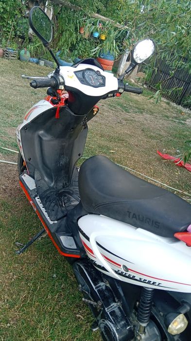 Vând scuter Tauris