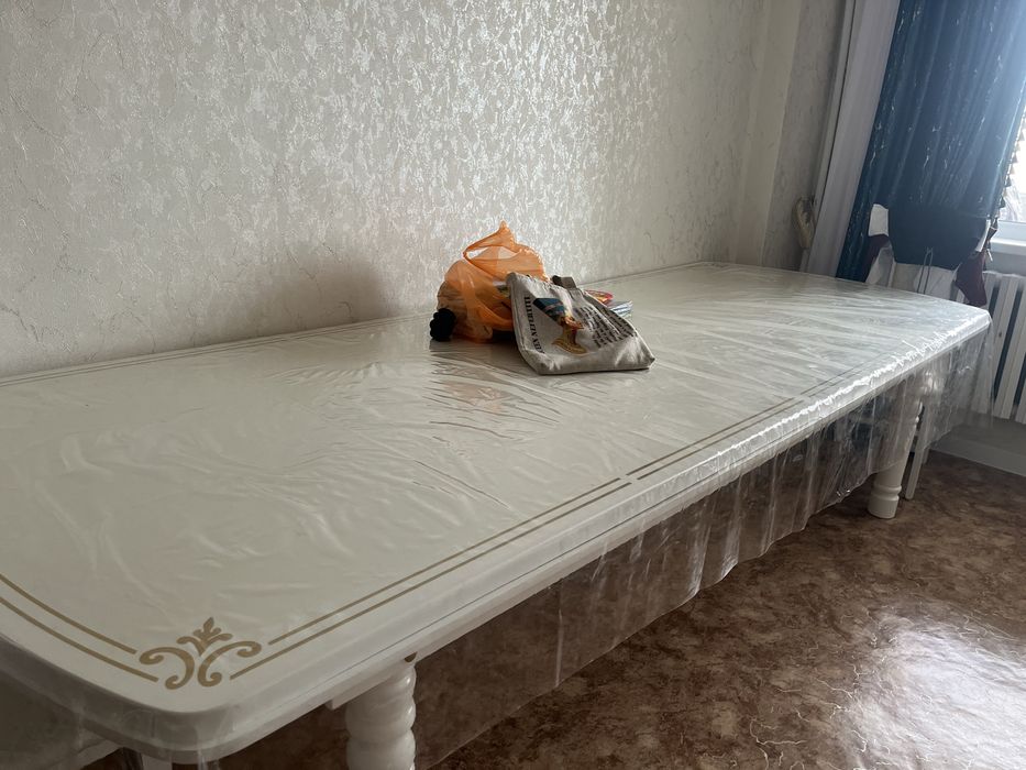 Продам стол со стульями очень в хорошем состоянии