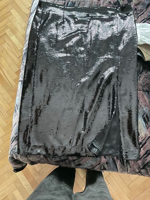 Vand fusta H&M,paiete negre,noua,mar 50 midi,cu crapatura in fata