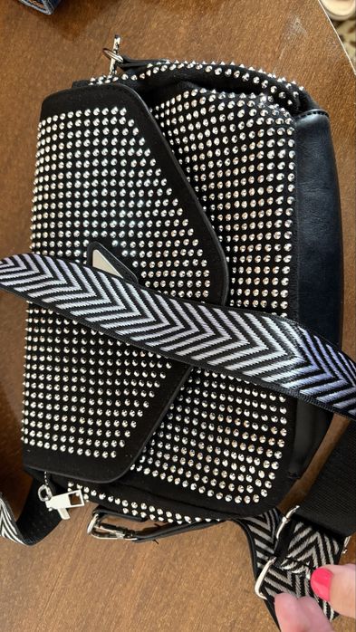 Дамска чанта с капси