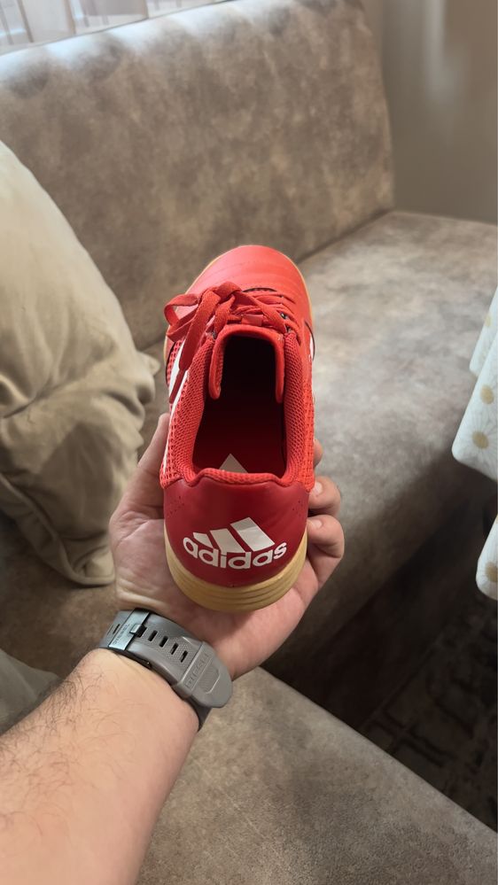 Adidas обувки за зала