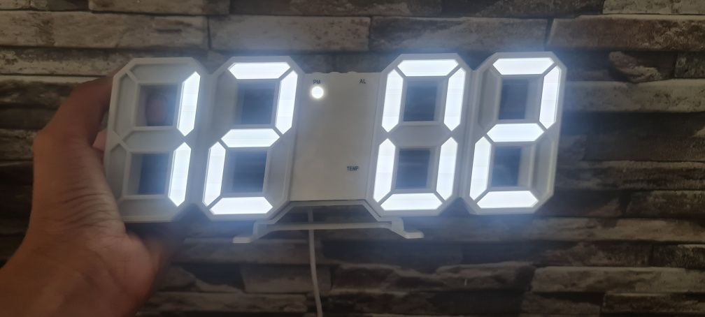 Ceas luminos si temperatura