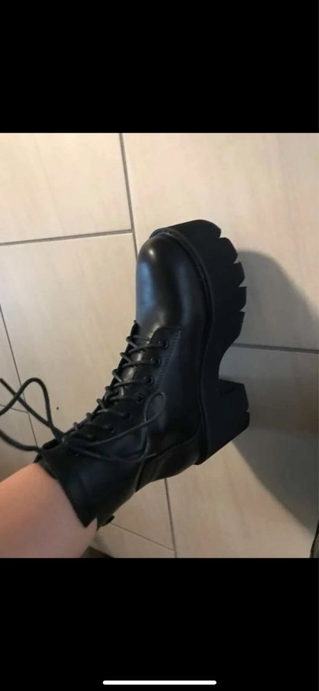 Vand botine cu toc