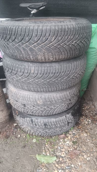 Vând cauciucuri cu tot cu janta 100 lei bucata