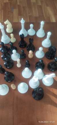 Шахматы чёрный и белые из разных наборов