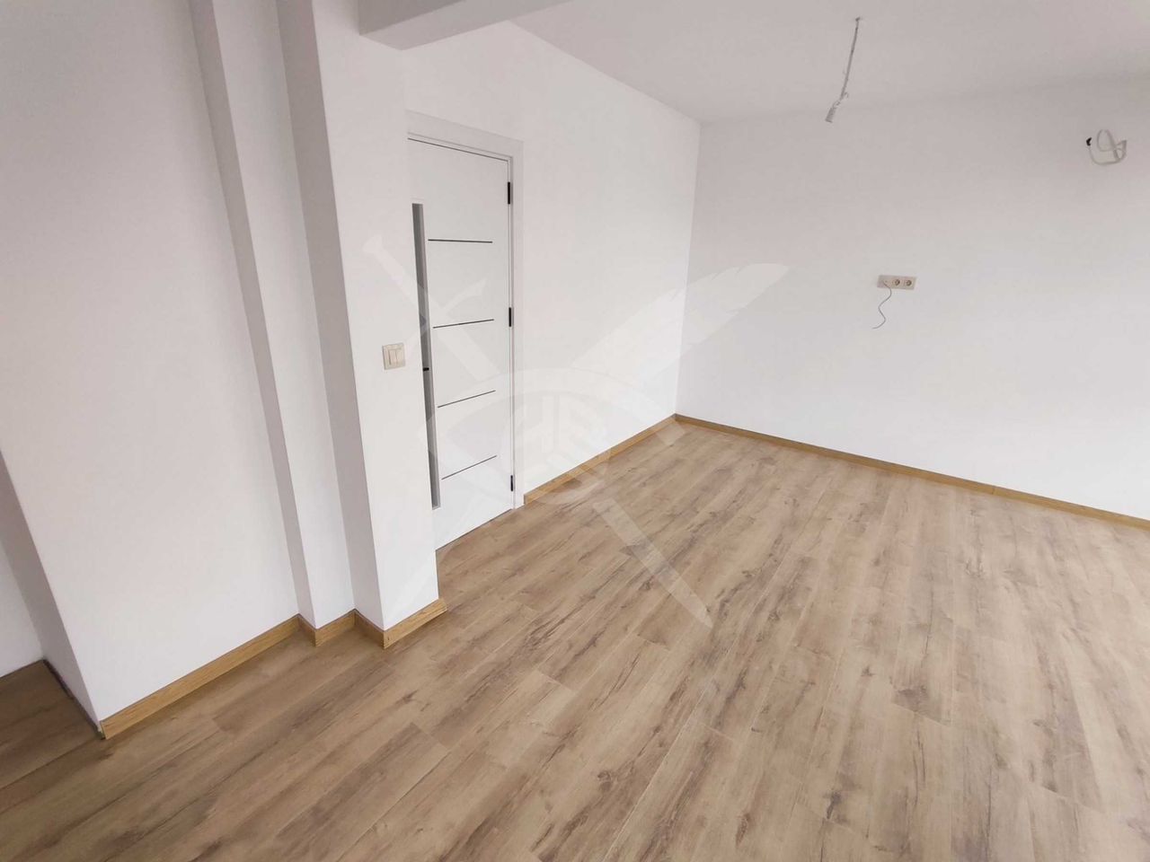 Продава се Двустаен апартамент в Варна, Център - 70 кв.м за 1743 €/кв.м - Снимка #2