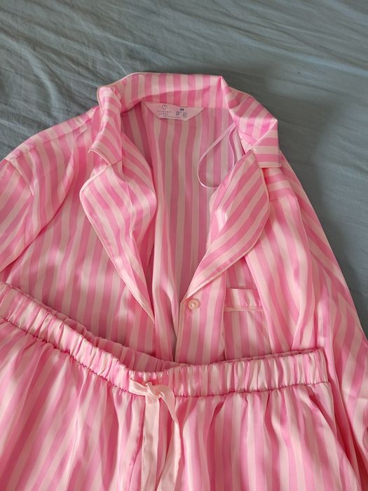 Haine purtate foarte puțin, iar pijamalele sunt noi.