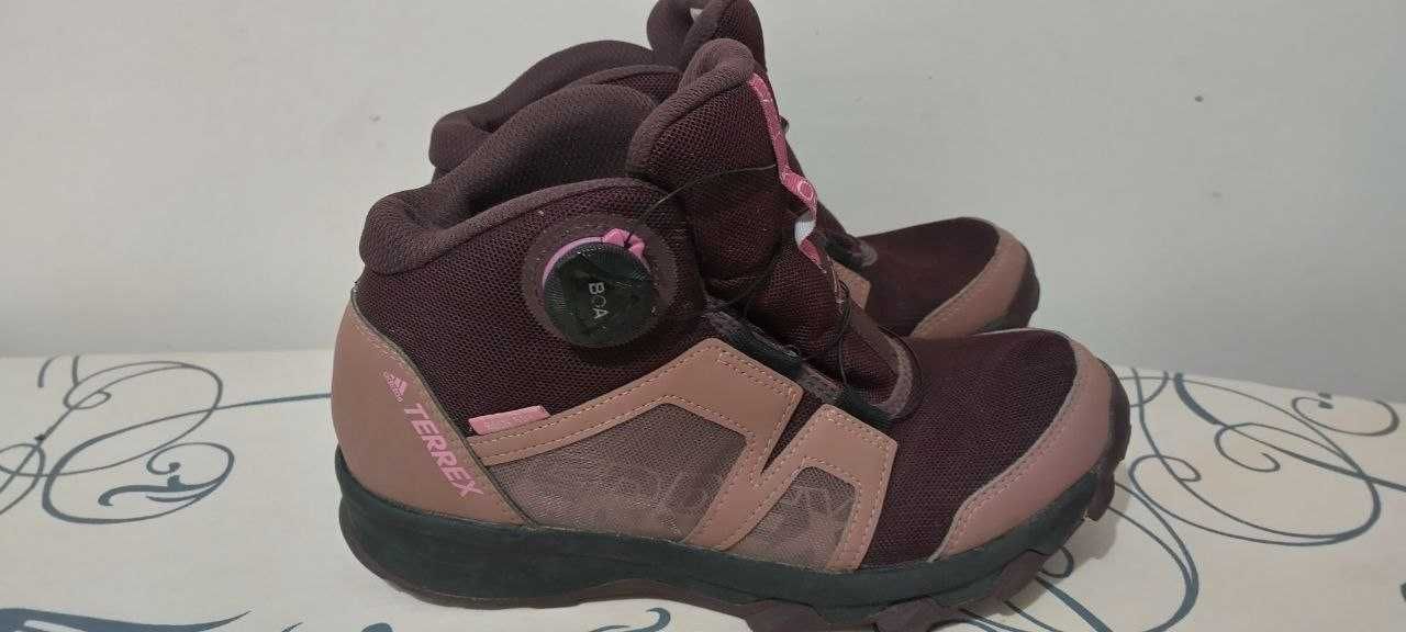 Продавам детски спортни обувки adidas Terrex Boa Mid Rain Ready