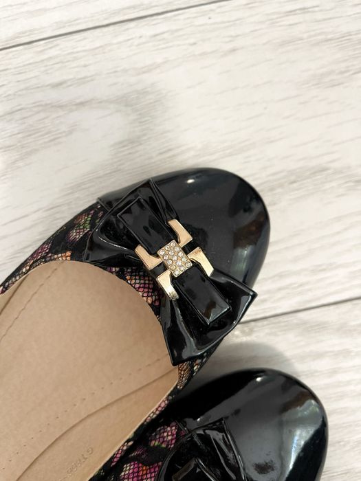 Balerini cu fundiță și decorațiuni florale laterale