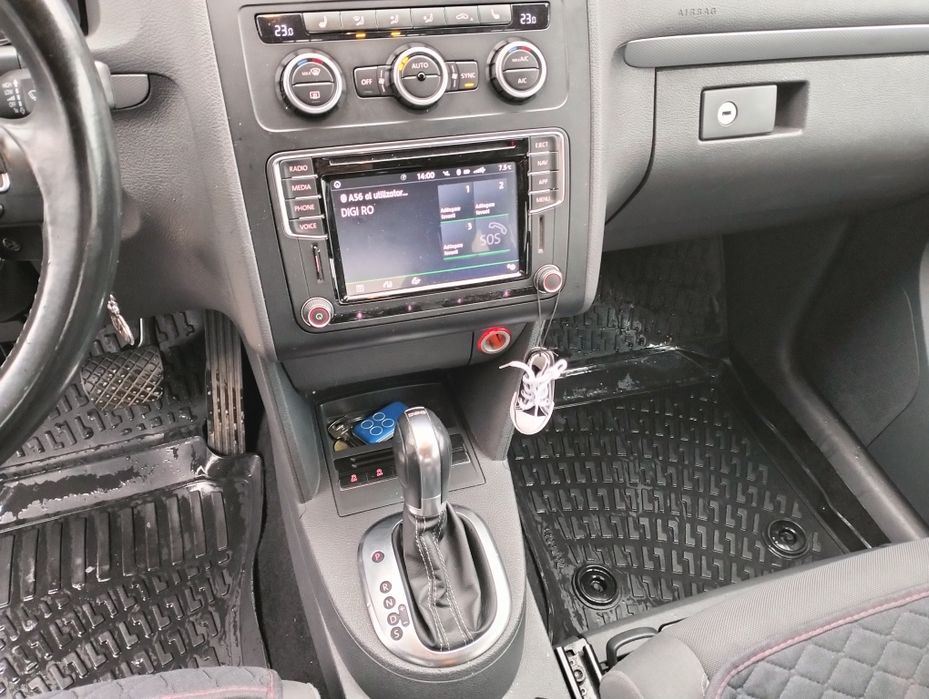 VW Touran 5 locuri 2 litri diesel automat 5 locuri..