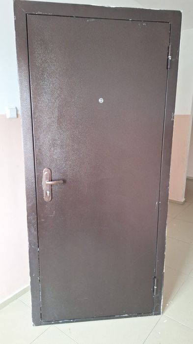 Продам входную железную дверь