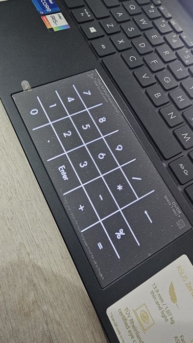 ASUS ZenBook i7- 13.3" OLED UX325EA cu procesor Intel® Core™ i7-1165G7