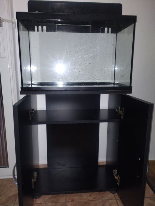 Acvariu cu masa de vânzare