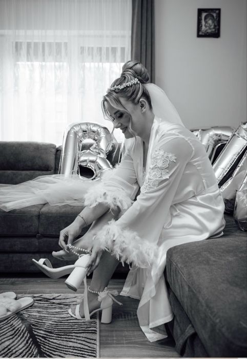 Rochita si halat cu pene pentru mireasa