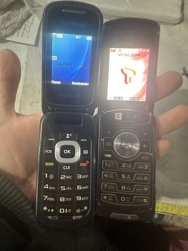 Motorola v 13 samsung gusto 3