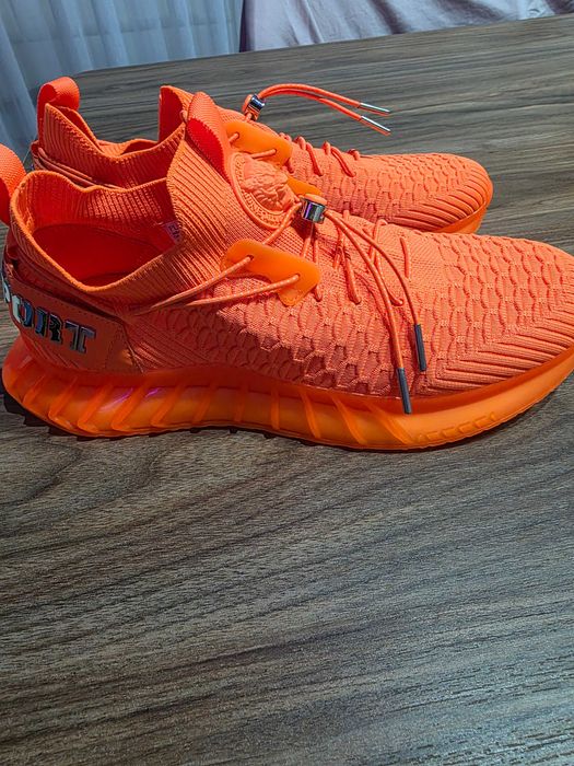 Filip plein Топ модел супер леки и удобни имат фактура и кутия.44номер