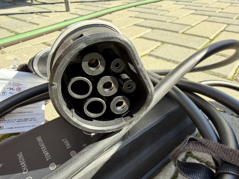 Încărcător hybrid plug in  Mercedes-Benz APTIV 2,4 kW Type 2
