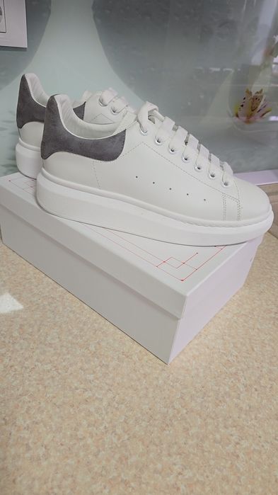Adidași Mcqueen mărimea 42