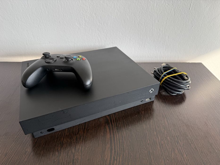 Xbox One X 1TB + Controller + Jocuri