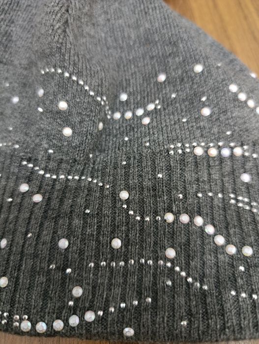 Set Iarnă Exclusiv: Căciulă cu Aplicații și Eșarfă Tip Guler Gros