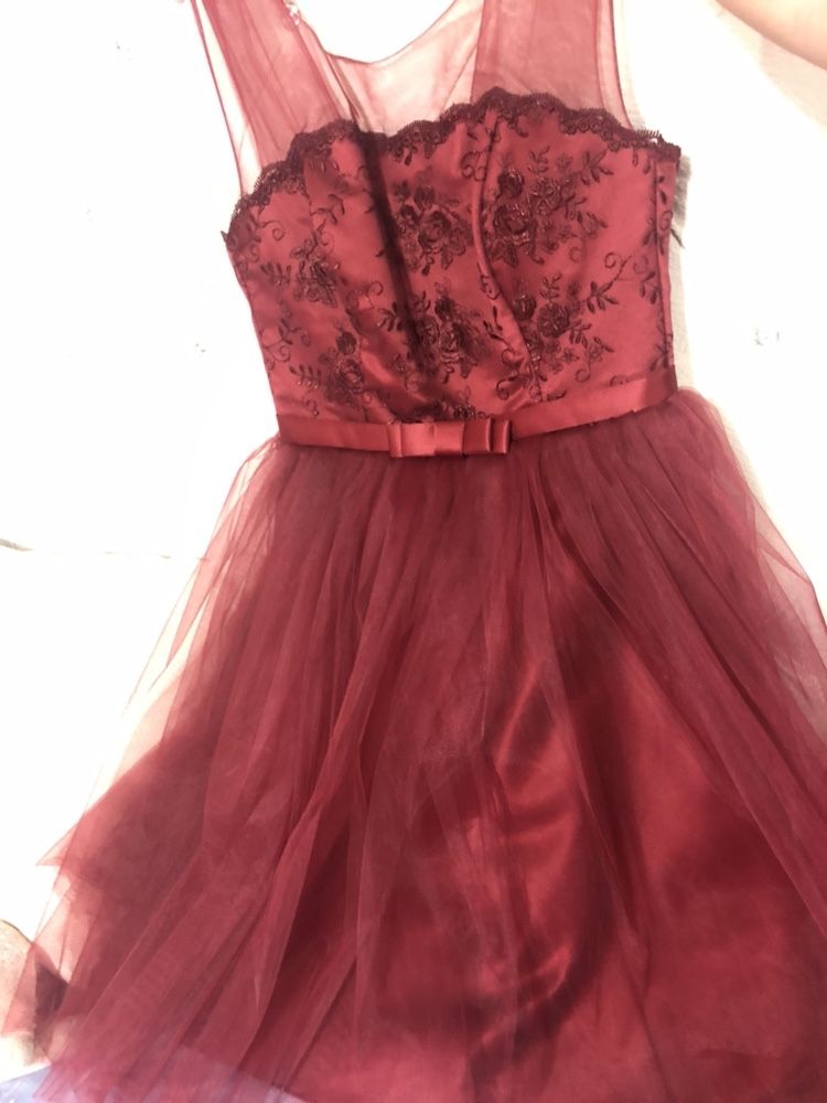 Rochie noua rosie in stare foarte buna