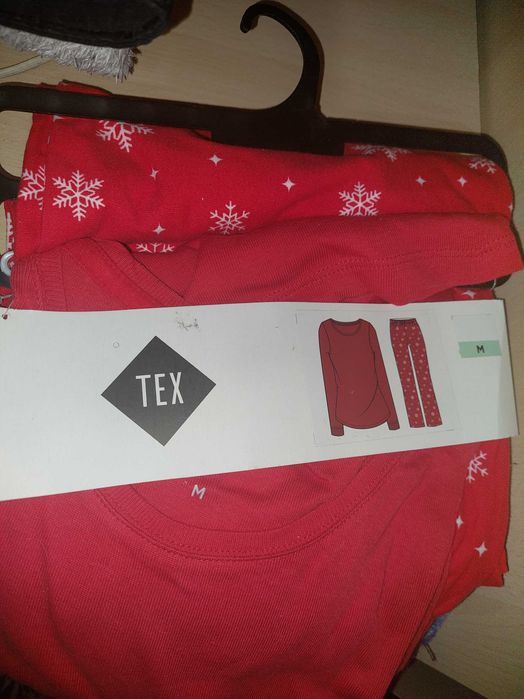Set de pijama rosu cu fulgi de zapada noua cu eticheta