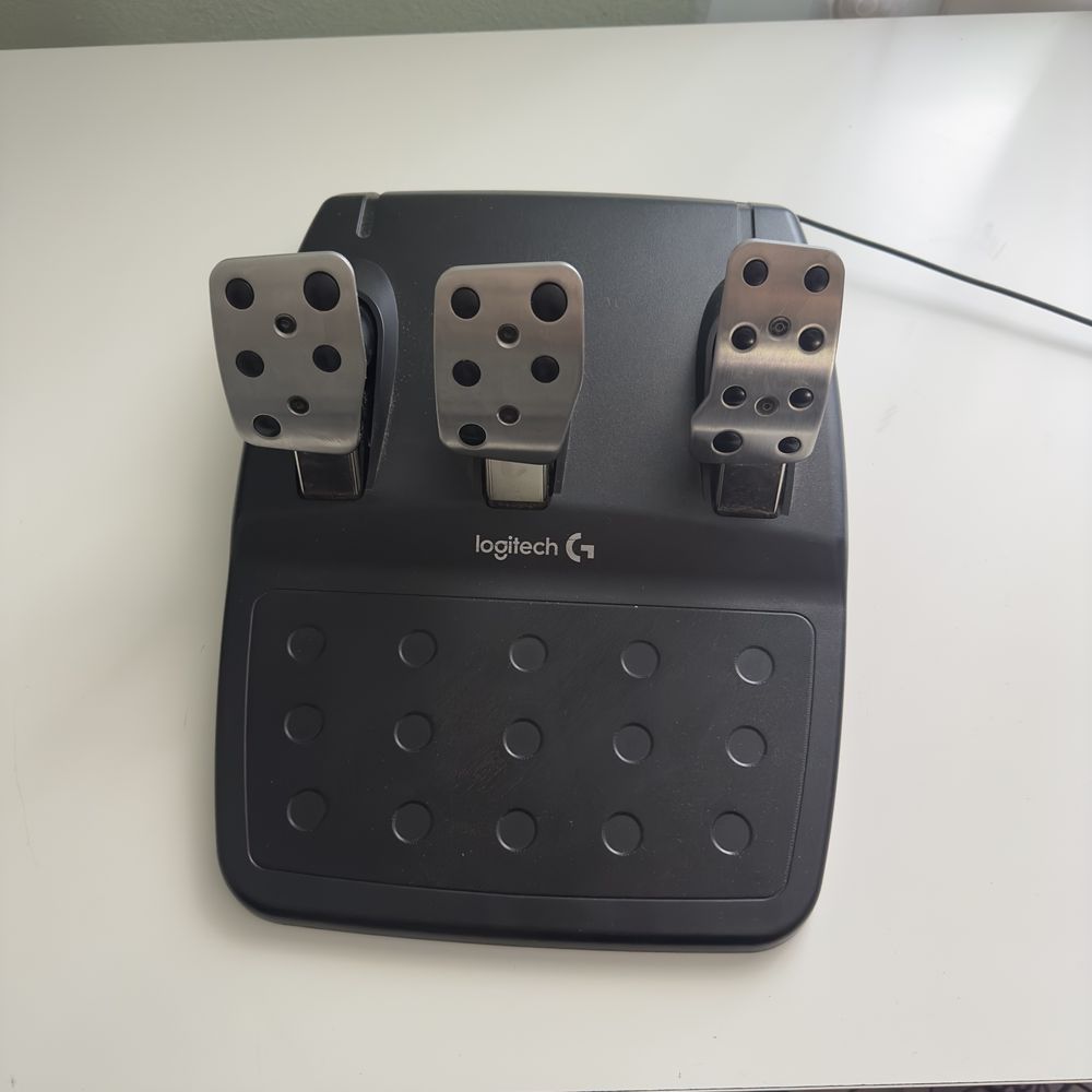 Volan Logitech G29 + Schimbător Thrustmaster TH8S – ca noi