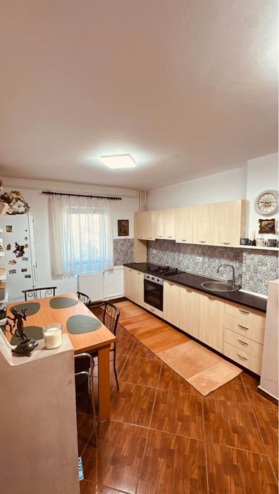 PROPRIETAR Vand apartament cu 2 camere,parter inalt + boxa