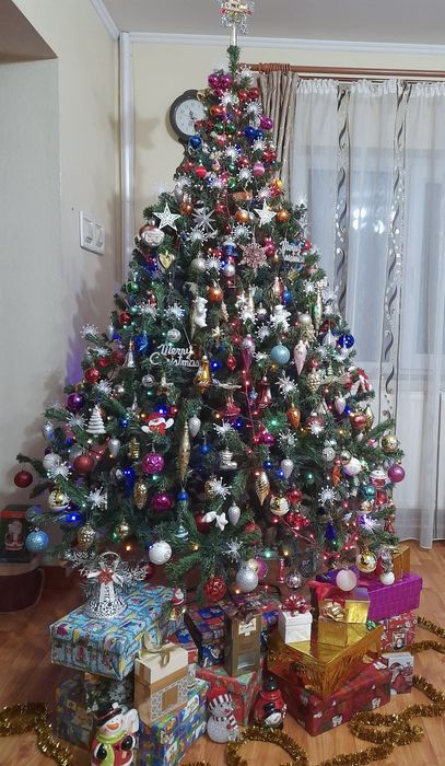 Vand brad artificial + globuri + instalatie Craciun