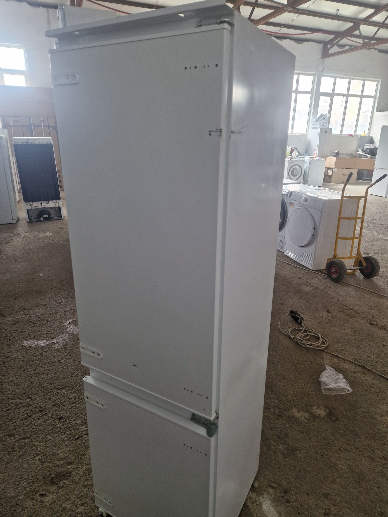 Хладилник за вграждане Inventum A++