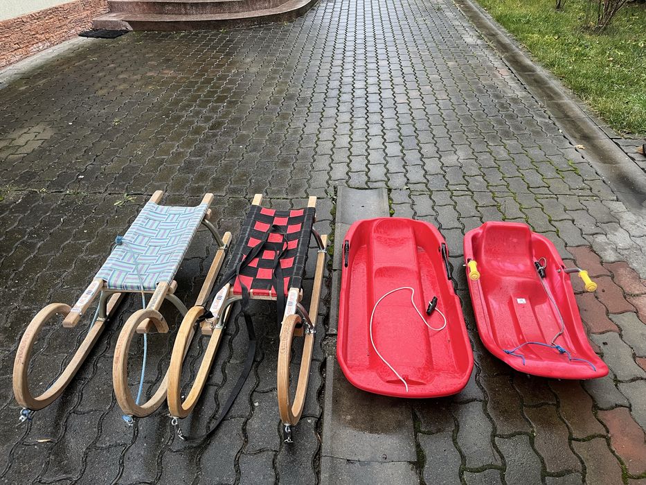 Sanii din plastic si din lemn