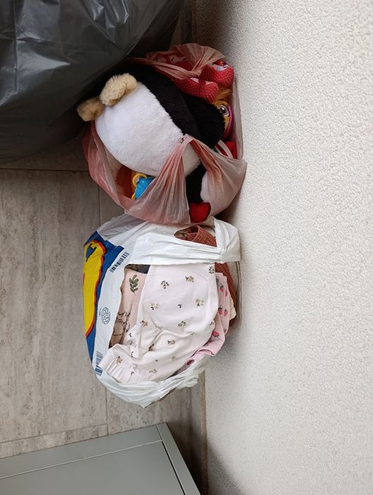Donez haine și covor activități bebe