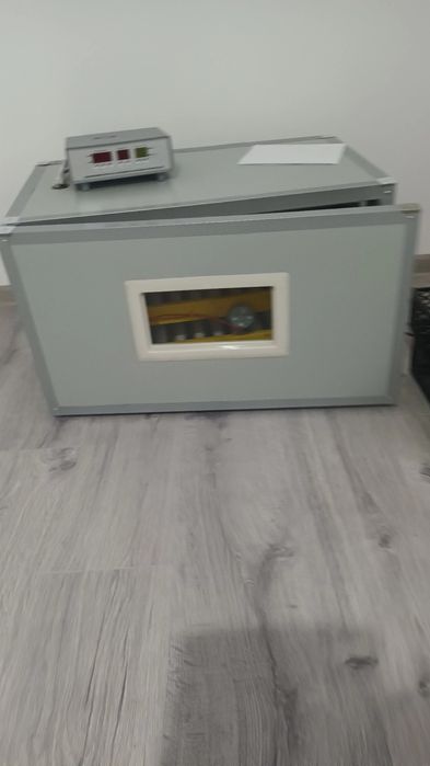 Incubator profesional 180 oua