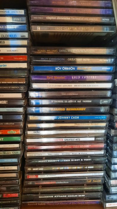 Продавам музикални дискове