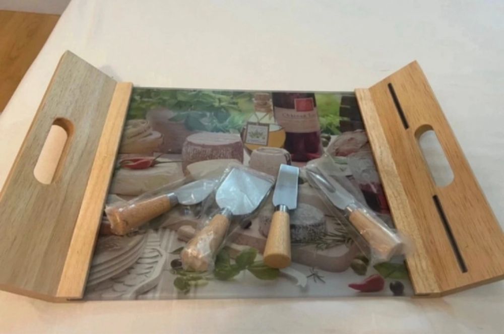 Tava servit brânzeturi