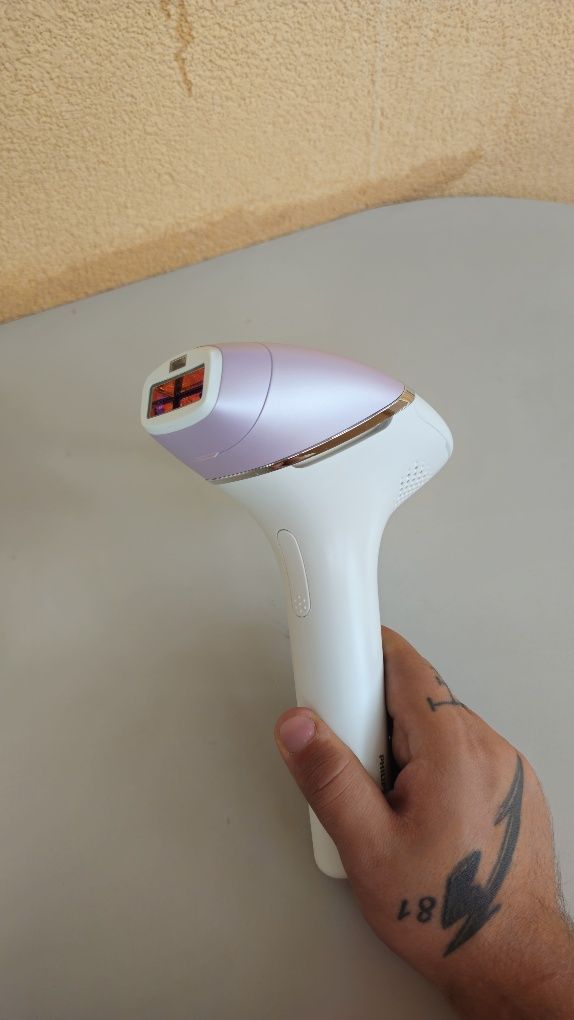 Фотоепилатор Philips Lumea IPL 8000