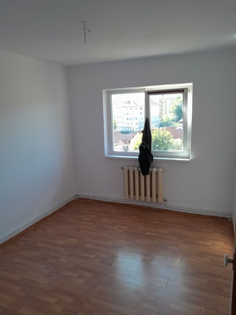 Apartament 3 camere 2 bai,ETAJ4 acoperit si parcare rezervata.