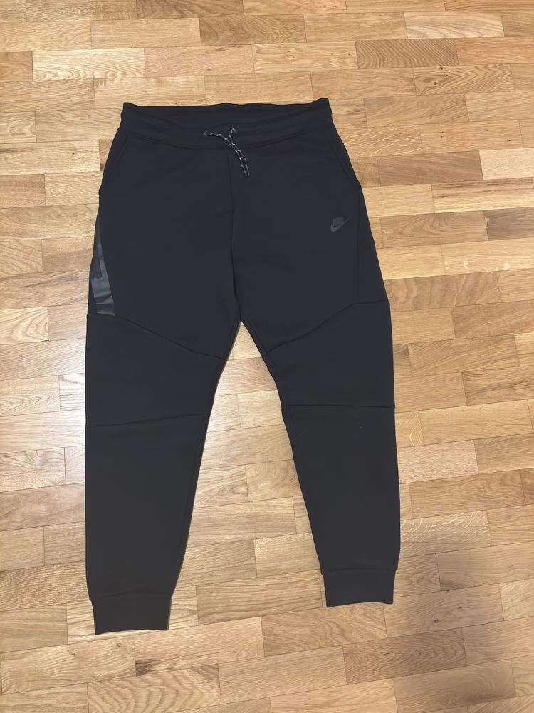 Pantaloni Nike Tech