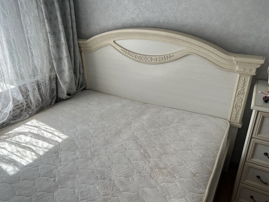 Спальная кровать с матрасом б/у