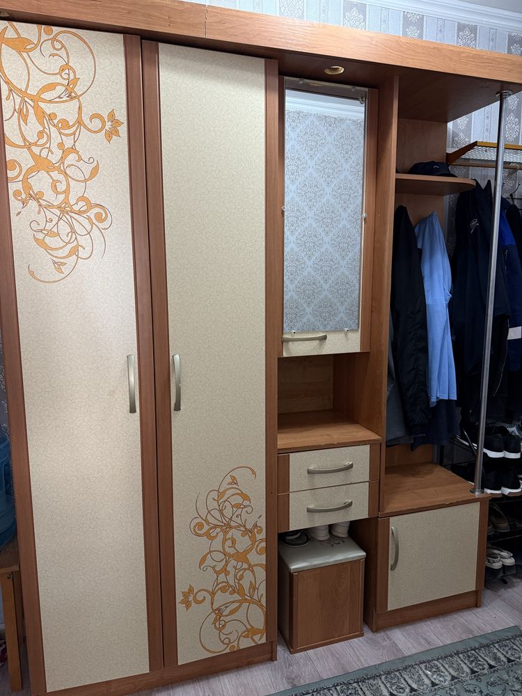 шкаф для прихожей, в отличном состояний