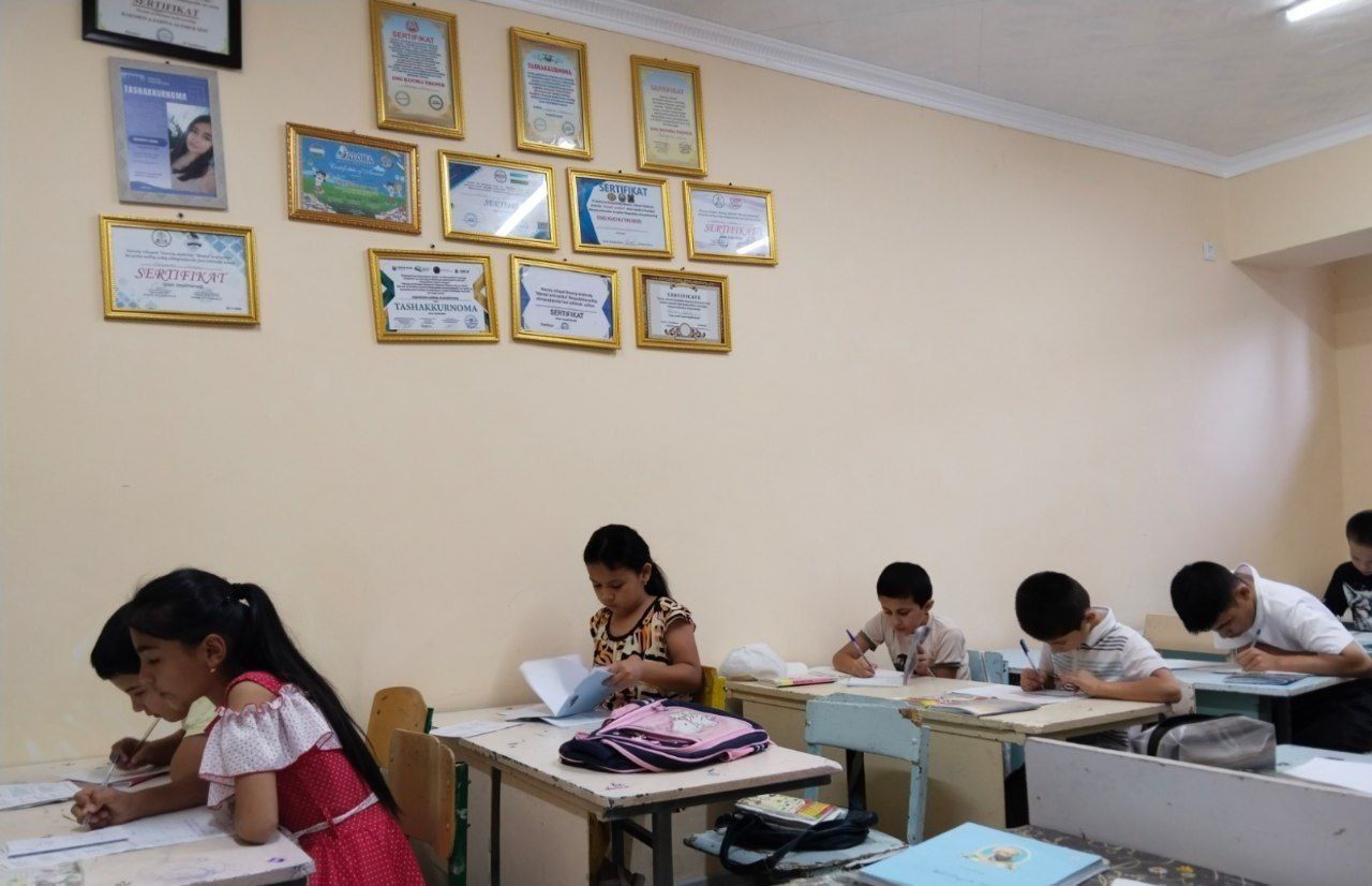 Oʻquv markaz va kursxonalar uchun tayyor parta stullar sotiladi