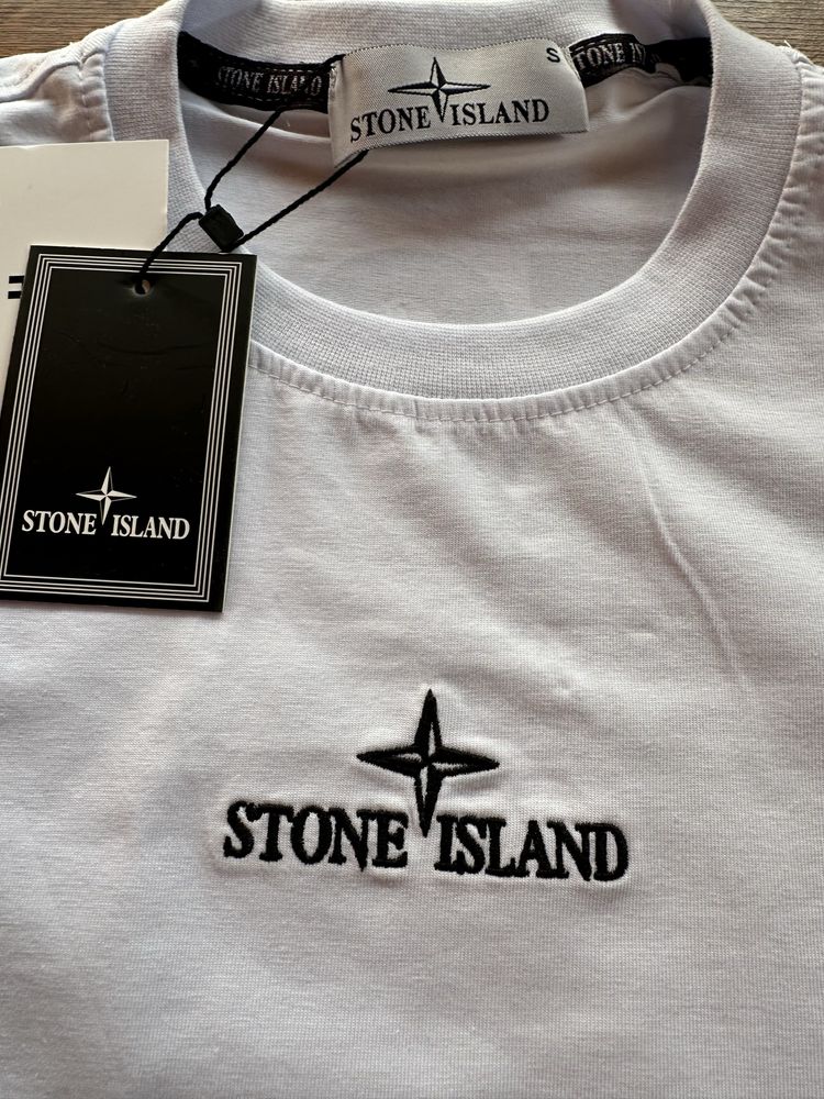 Мъжка,памучна,бяла тениска Stone Island с голяма щампа на гър