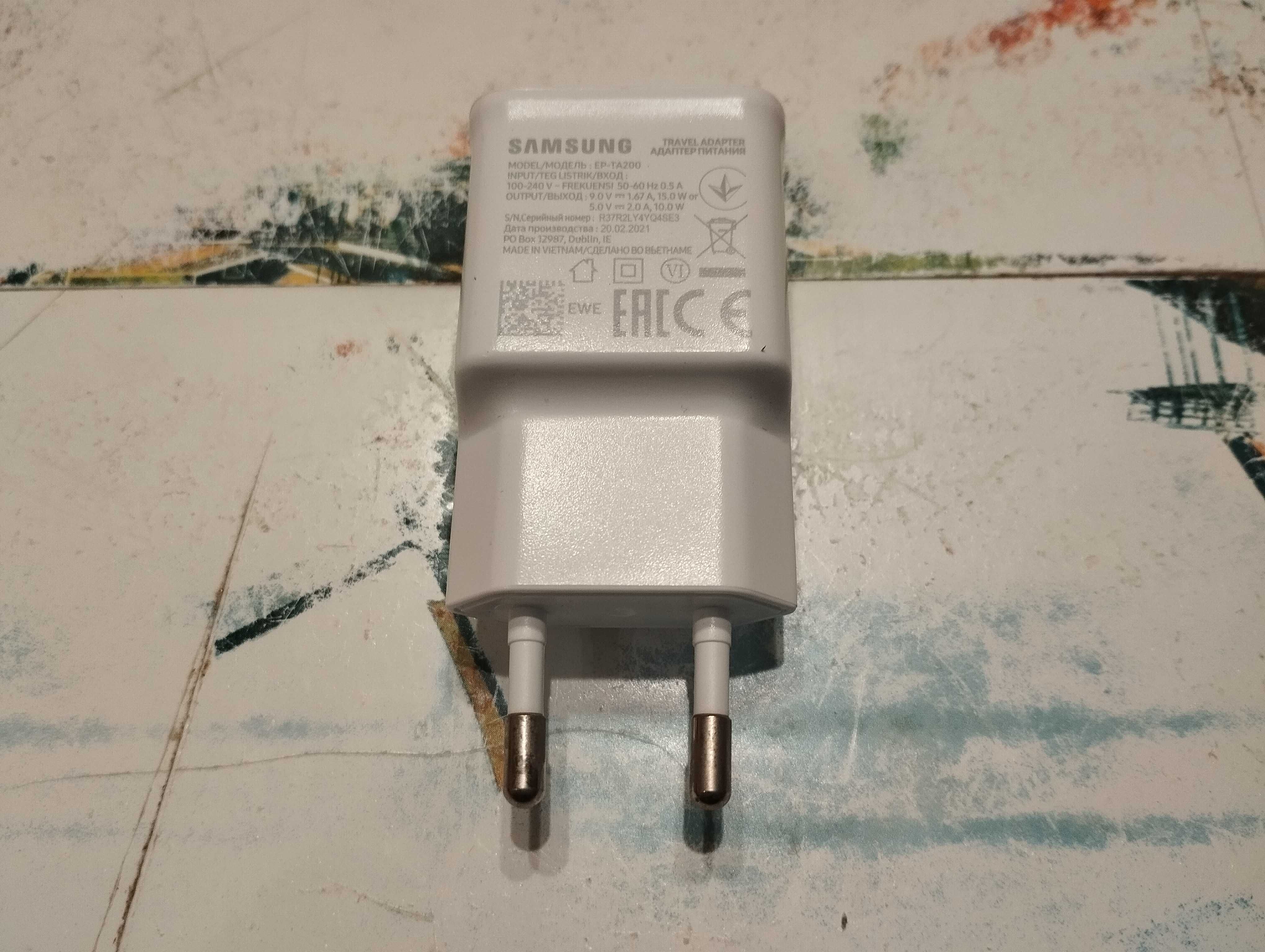 Оригинален USB адаптер SAMSUNG  за зареждане на телефон.