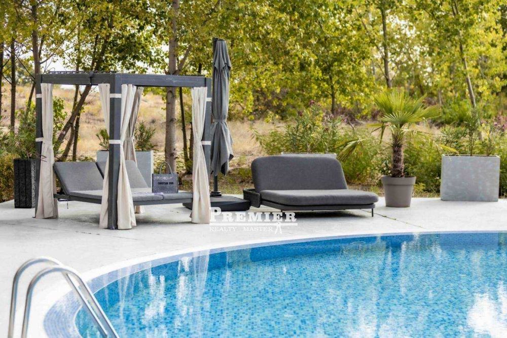 Двустаен със собствен “английски двор“, на метри от плажните дюни