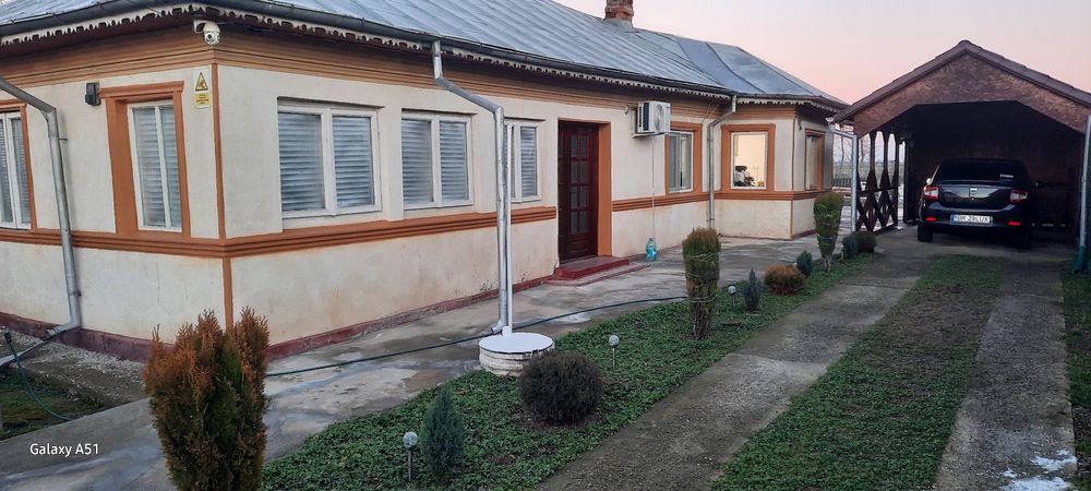 De Vânzare, Casa la tara