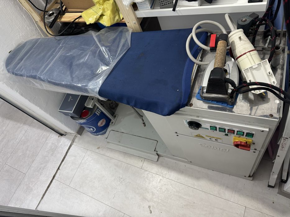 Masă de călcat profesională Comel FR/E cu boiler și aspirație – Italia